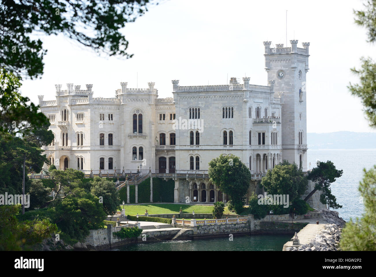 Vista del Castello di Miramare a Trieste con parco. (Italia) è stato costruito per Austrian arciduca Ferdinando Massimiliano. Foto Stock