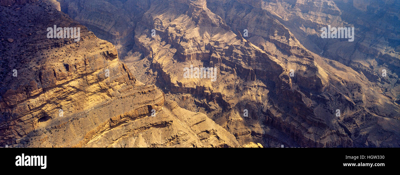 Scogliera a strapiombo pareti e terrazze scolpite da erosione in una massiccia desert canyon. Foto Stock