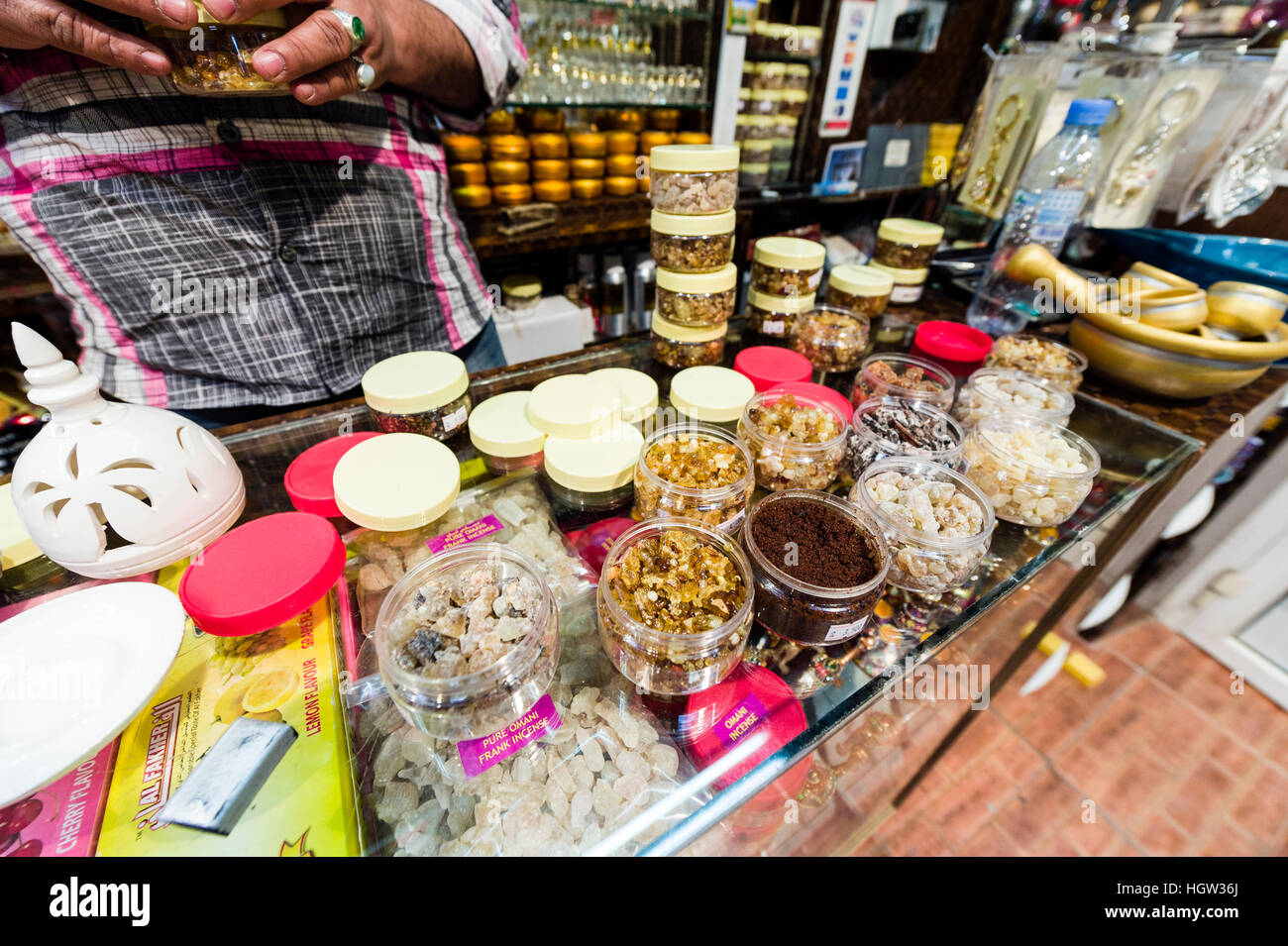 Un negozio in un mercato che espone e vende varietà di frakincense aromatico. Foto Stock