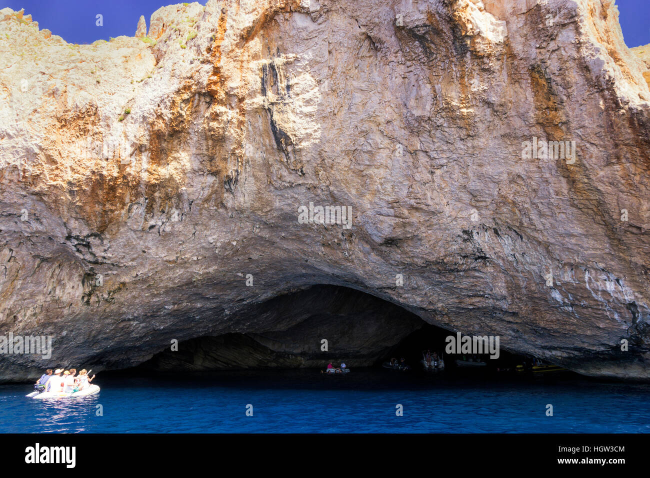 Grotta blu nell'isola di Cabrera, isole Baleari, Spagna; con le navi all'interno Foto Stock