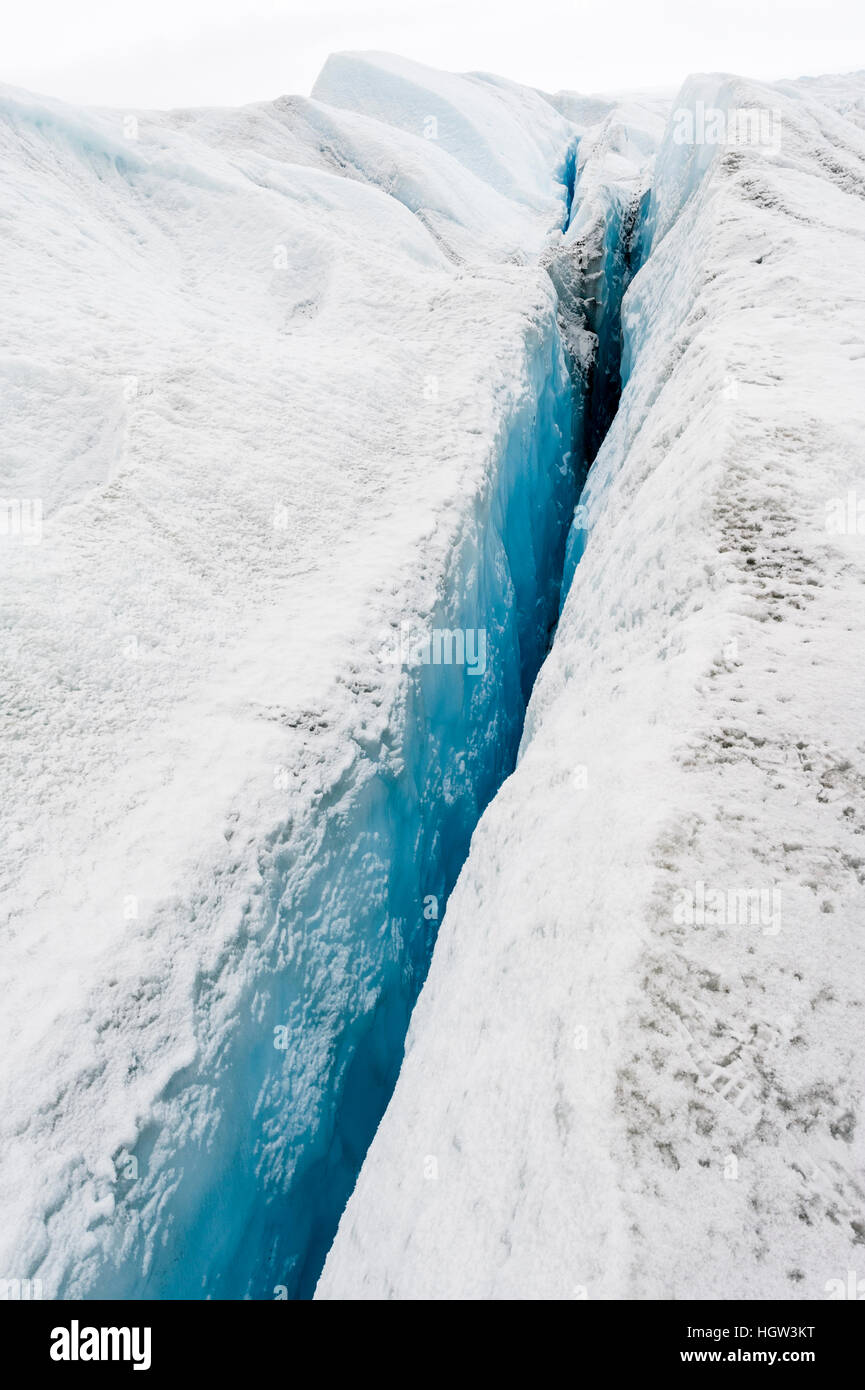 Le pareti a strapiombo di un crepaccio sulla superficie del ghiaccio della Groenlandia ripiano. Foto Stock