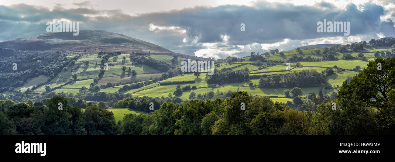 Nuvole sopra il Brecon Beacon hills in Galles Foto Stock