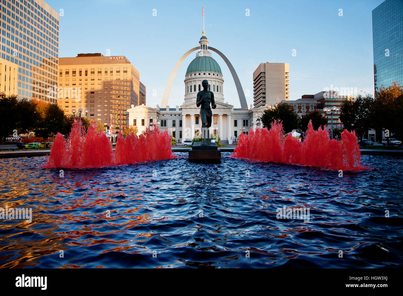 Lo storico Old Courthouse, sito dell'Dred Scott decisione, nel centro cittadino di San Louis, Mo. presenta fontane in esecuzione Rosso durante il 2011 World Series per il St. Louis Cardinals Baseball Team Foto Stock