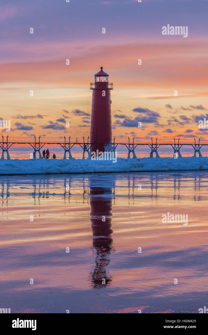 Grand Haven faro al tramonto, in corrispondenza della bocca del gran fiume dove esso entra nel lago Michigan, Grand Haven, Michigan, Stati Uniti d'America Foto Stock