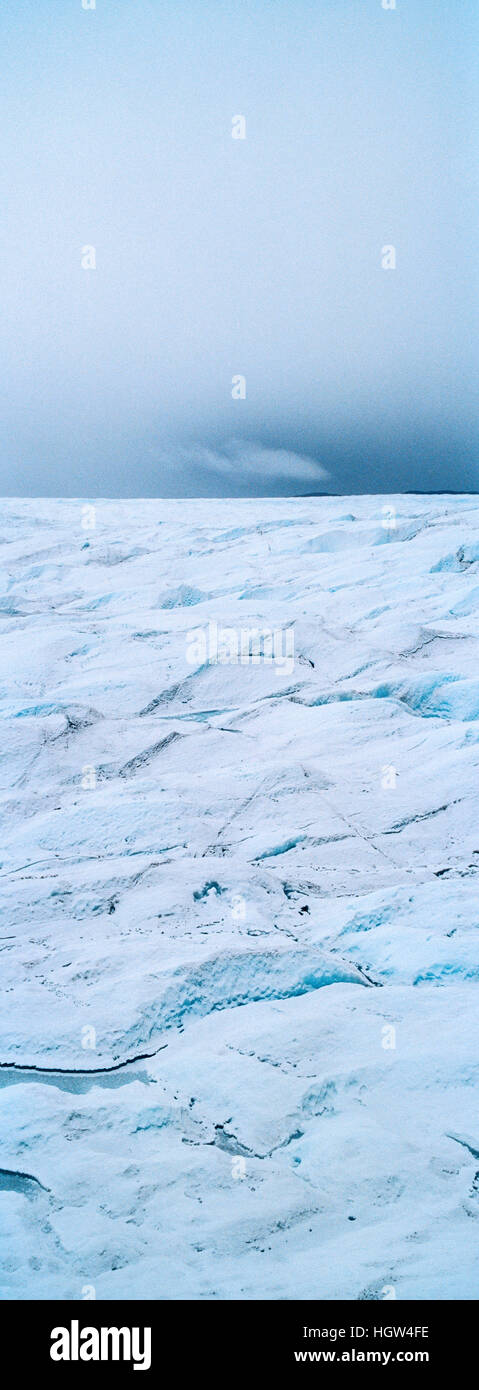 Il congelato e arida terra desolata di ghiaccio ripiegato sulla superficie della Groenlandia lastra di ghiaccio. Foto Stock