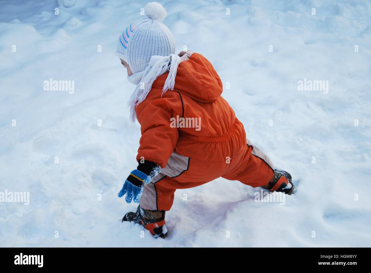 Little Boy giocare nella neve Foto Stock
