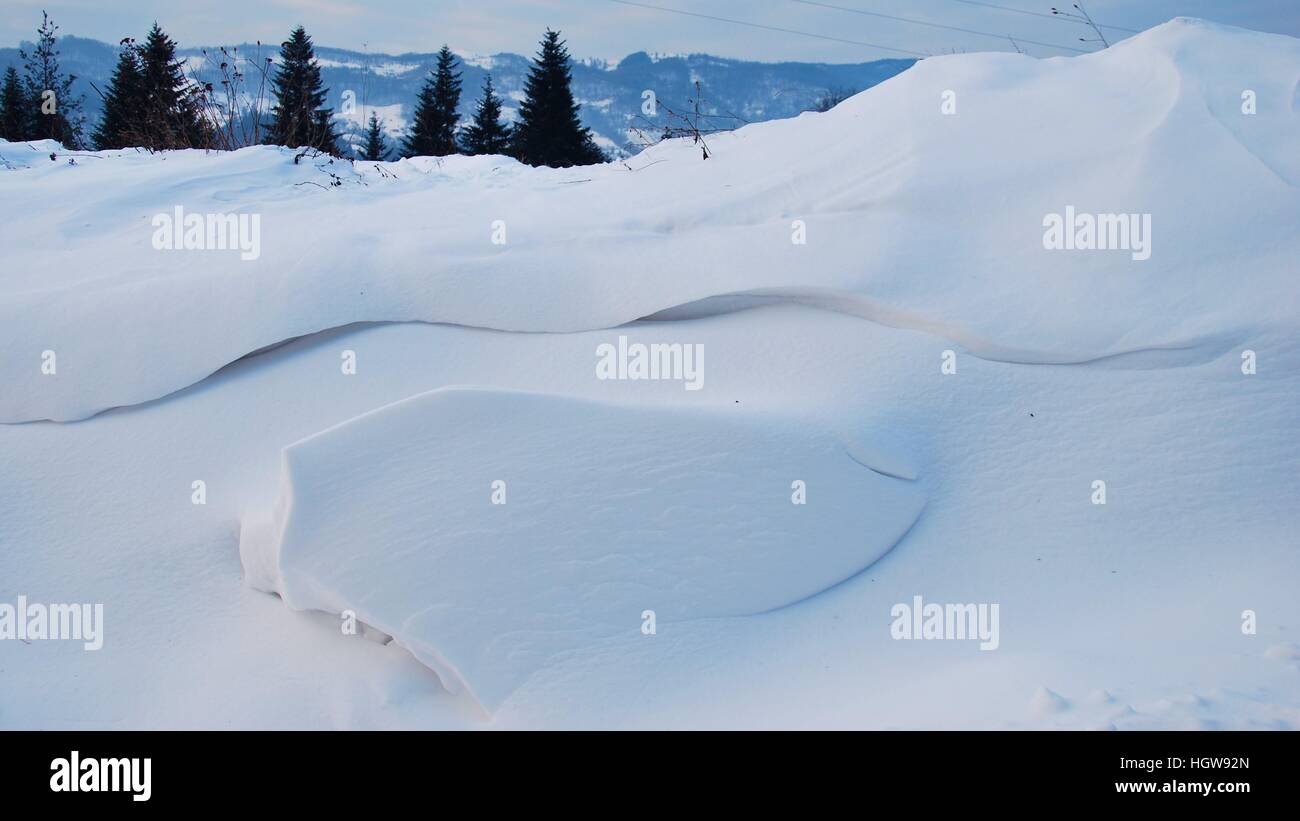 Inverno: bellezza linee di neve sulla collina Foto Stock