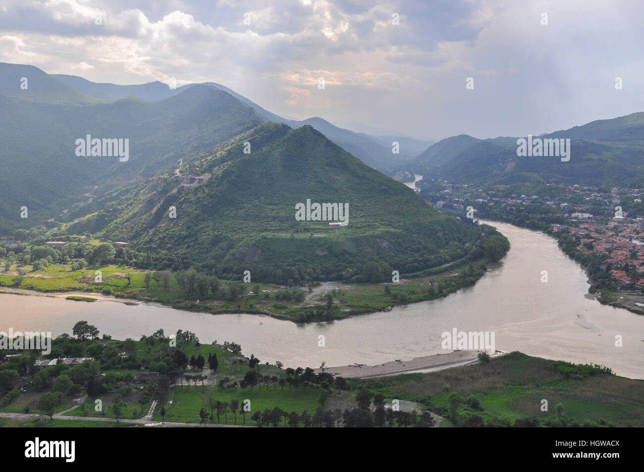 Vista dal monastero di Jvari giù per Mtskheta e Mtkvari Aragvi e fiumi, Mtskheta-Mtianeti, Mtskheta, fiume Mtkvari, Fiume Aragvi, Georgia, nel Caucaso Foto Stock