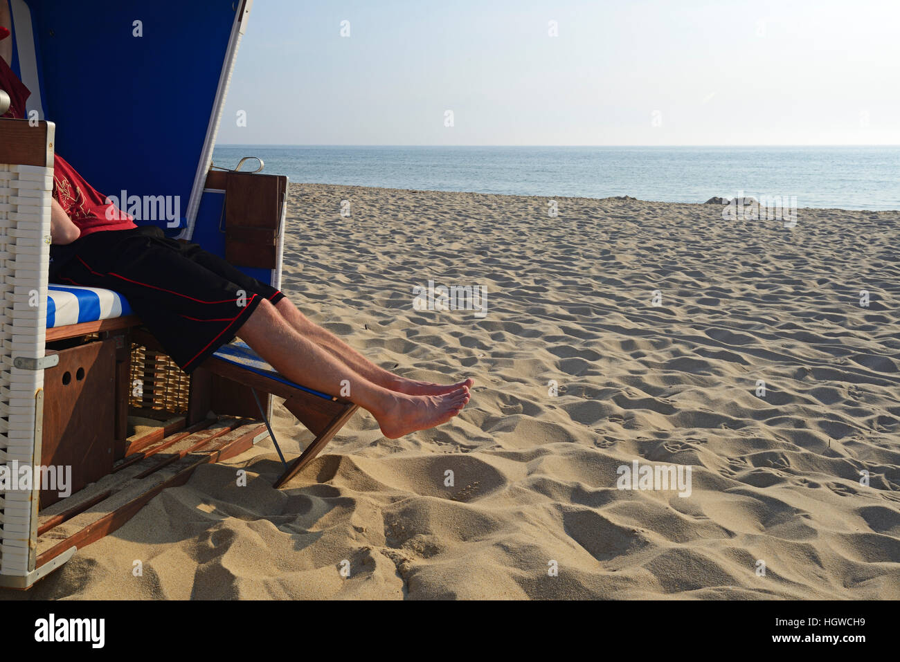 Entspannt turistica in einem Strandkorb am Strand von Rantum, Symbolbild Urlaub, Sylt, nordfriesische isole, Nordfriesland, Schleswig-Holstein, Deutschland, Nordsee, Strand, Sandstrand, Reise, Geographie Foto Stock