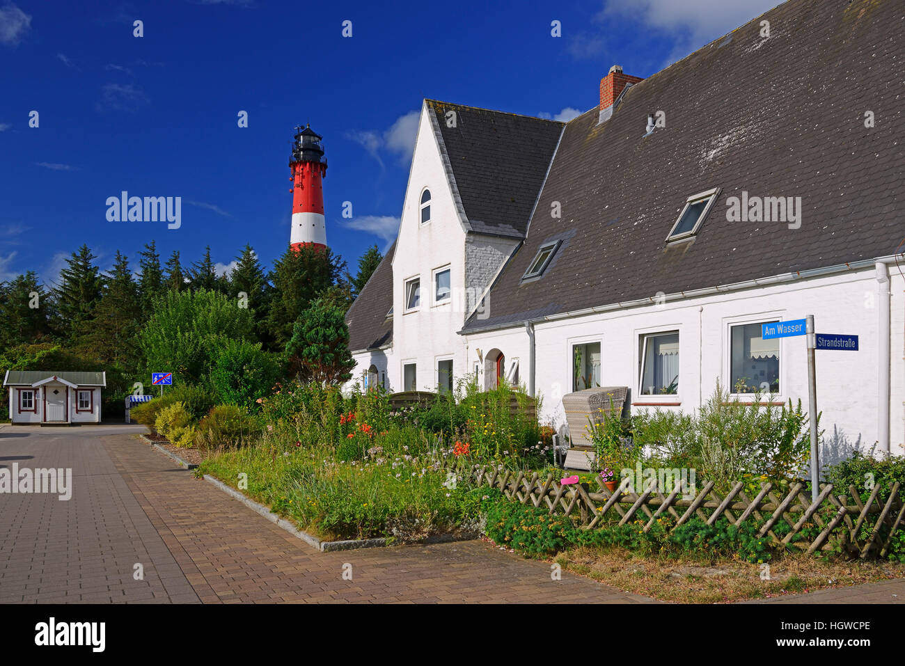 Typisches Wohnhaus und Leuchtturm, Hoernum, Sylt, nordfriesische isole, Nordfriesland, Schleswig-Holstein, Germania Foto Stock