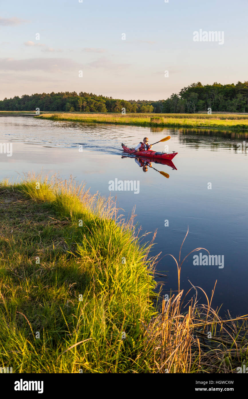 Un uomo in kayak sul fiume del Nord in Marshfield, Massachusetts. Vicino Emilson Farm. Foto Stock