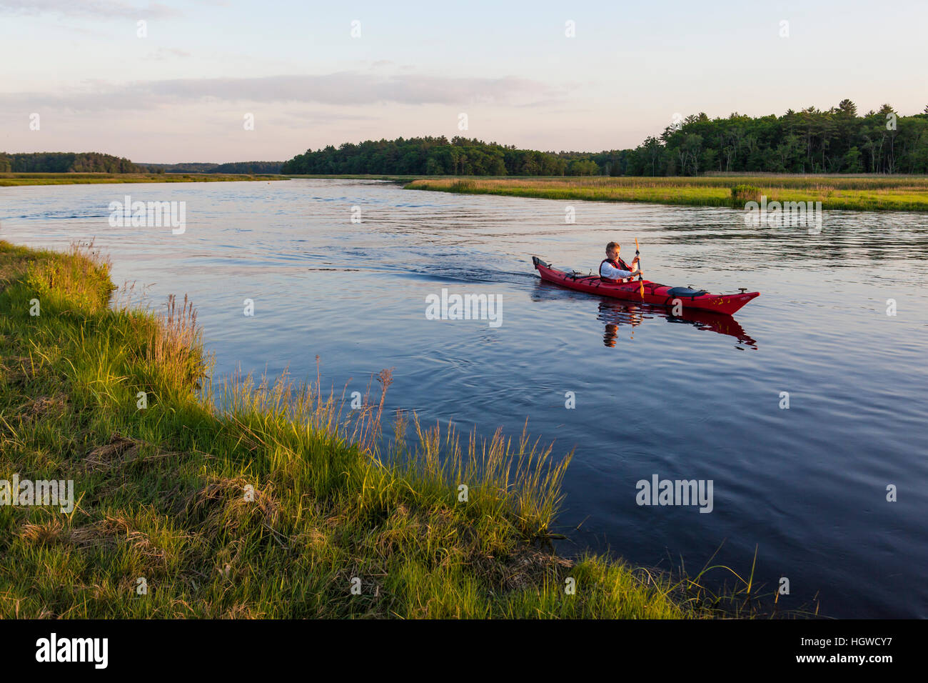 Un uomo in kayak sul fiume del Nord in Marshfield, Massachusetts. Vicino Emilson Farm. Foto Stock