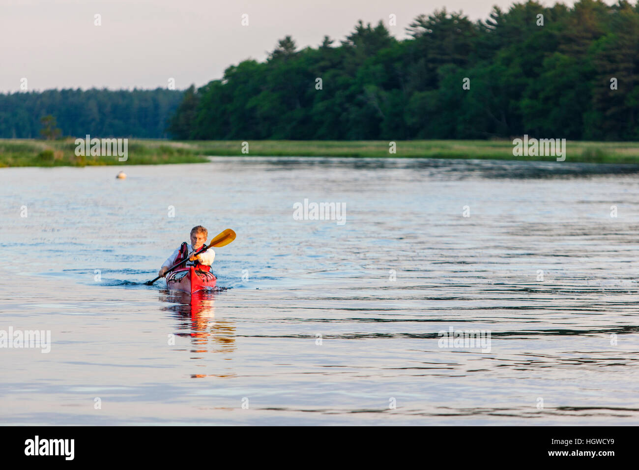 Un uomo in kayak sul fiume del Nord in Marshfield, Massachusetts. Vicino Emilson Farm. Foto Stock