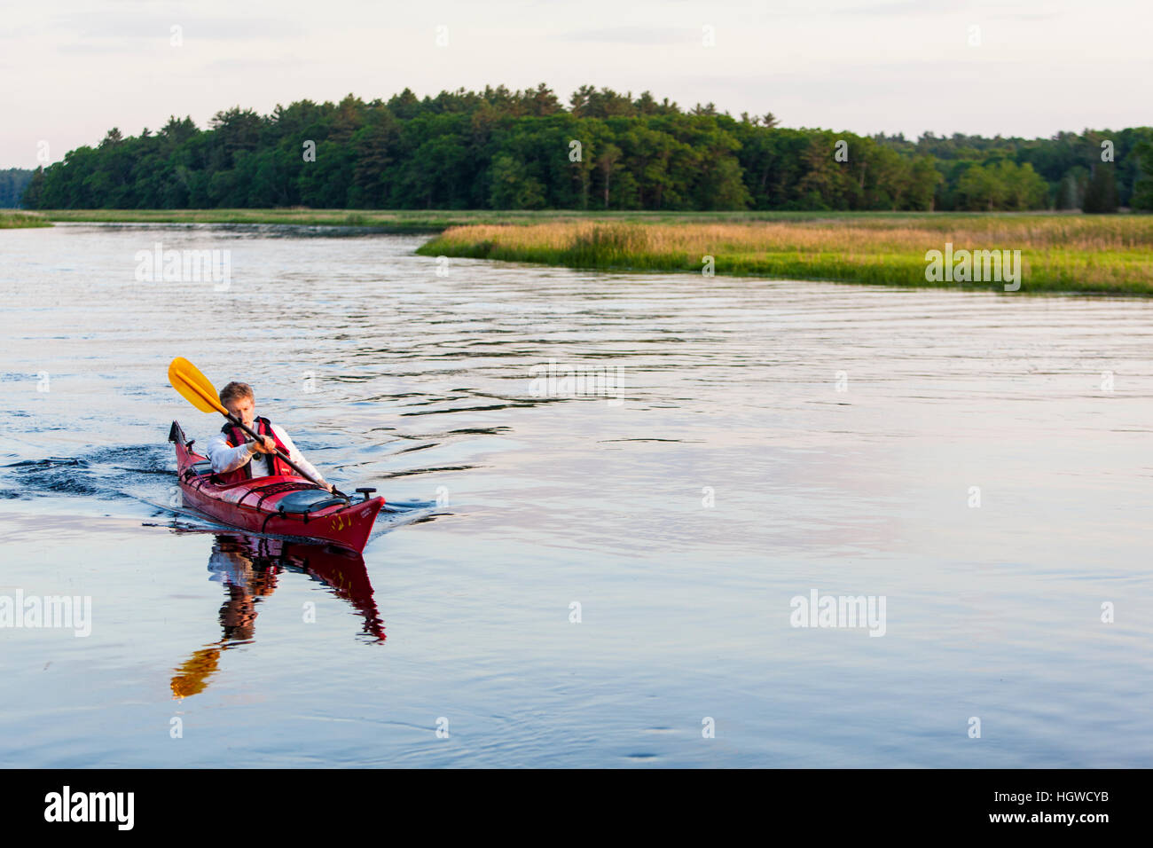 Un uomo in kayak sul fiume del Nord in Marshfield, Massachusetts. Vicino Emilson Farm. Foto Stock