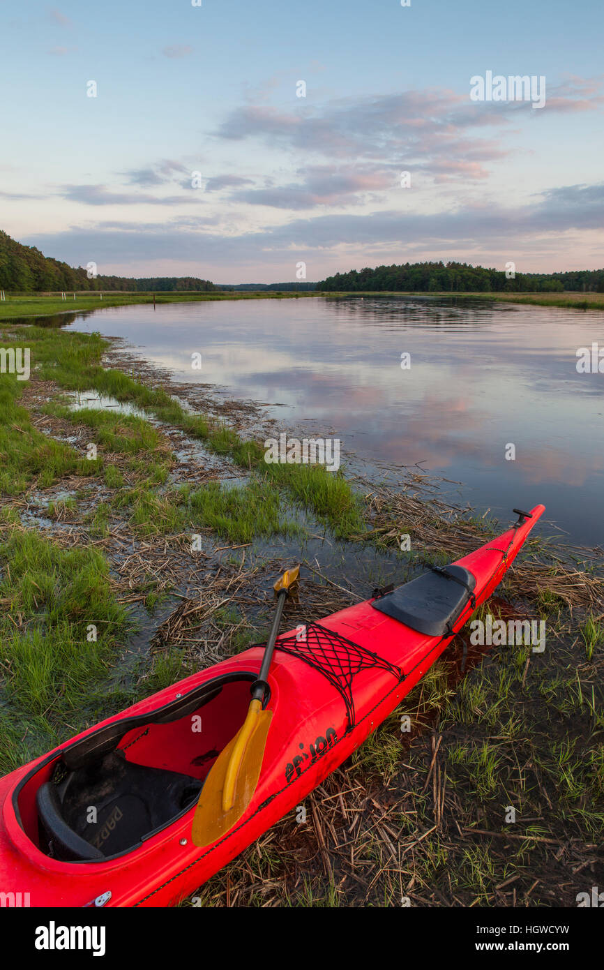 Un kayak sulla riva del fiume del Nord in Marshfield, Massachusetts. Vicino Emilson Farm. Foto Stock