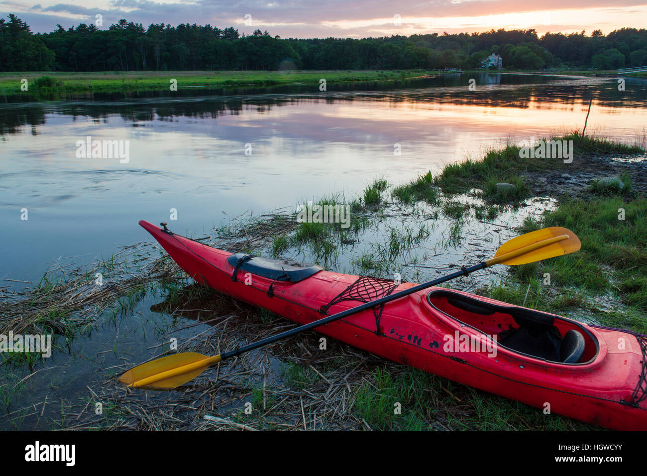 Un kayak sulla riva del fiume del Nord in Marshfield, Massachusetts. Vicino Emilson Farm. Foto Stock