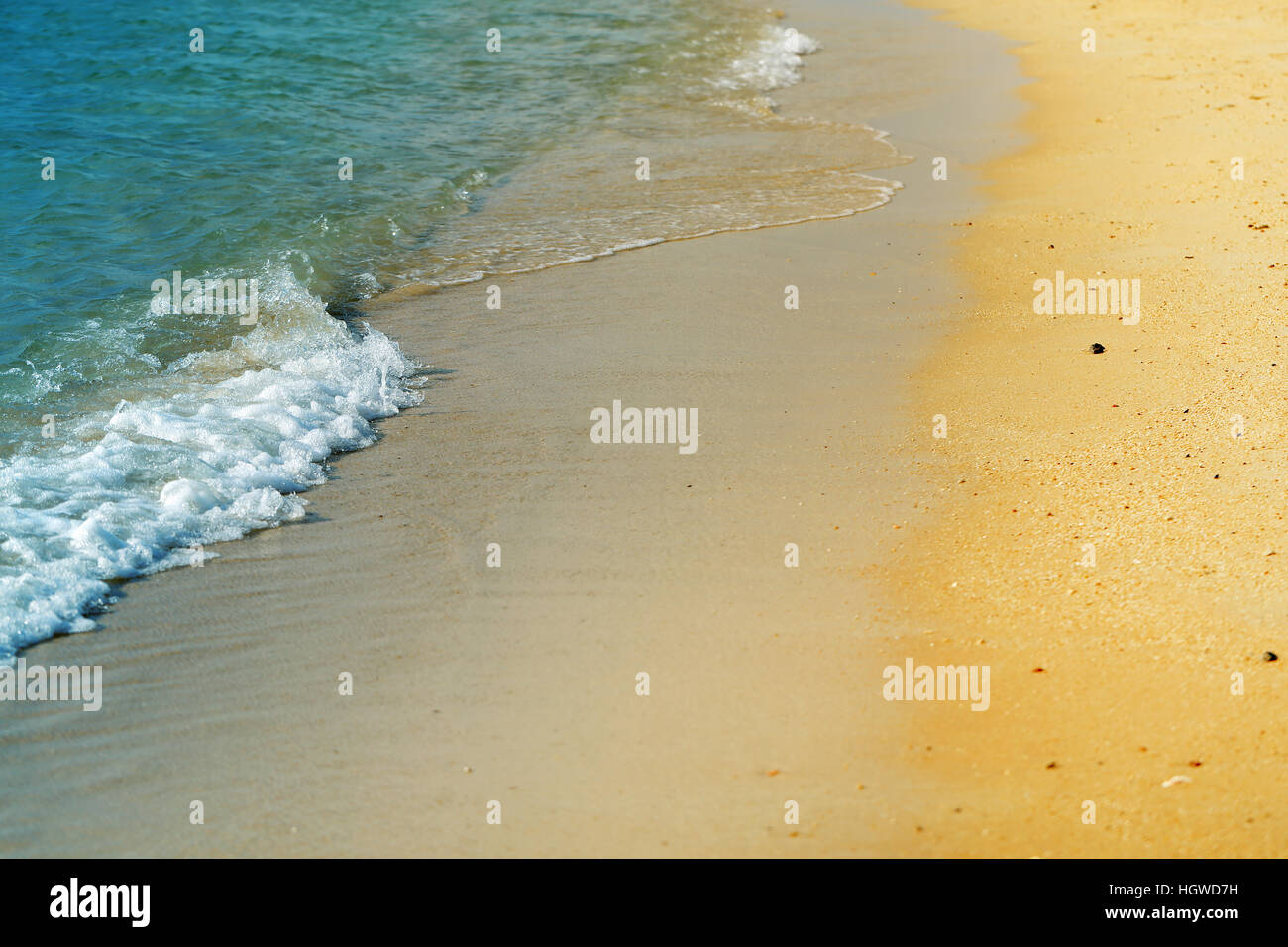 Foto luminose onde del mare sulla riva della spiaggia Foto Stock