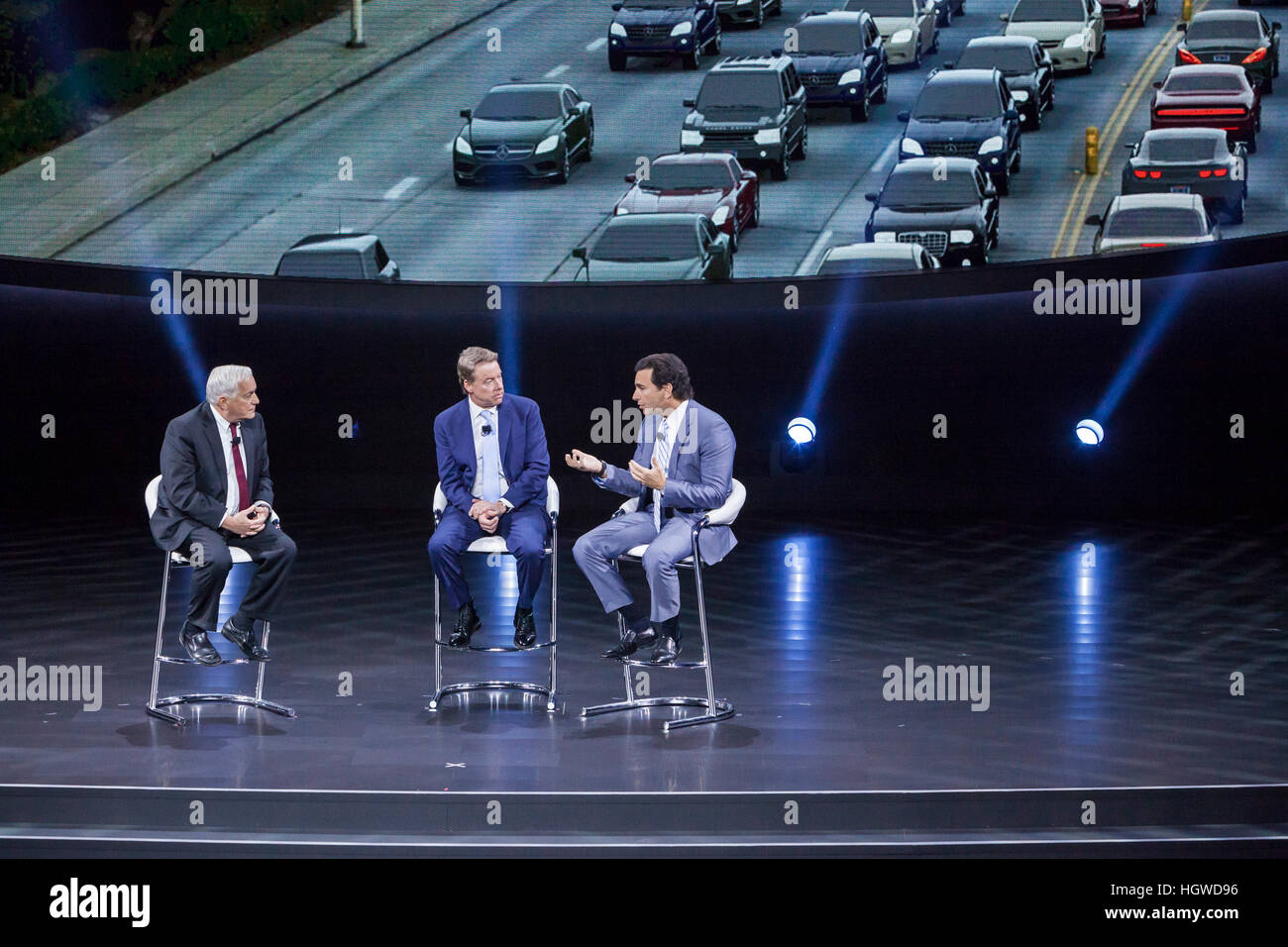 Detroit, Michigan - Ford Motor Co. CEO Mark Fields (destra) e Presidente Esecutivo di Bill Ford (centro) parlare con Walter Isaacson, presidente dell'Aspen Foto Stock