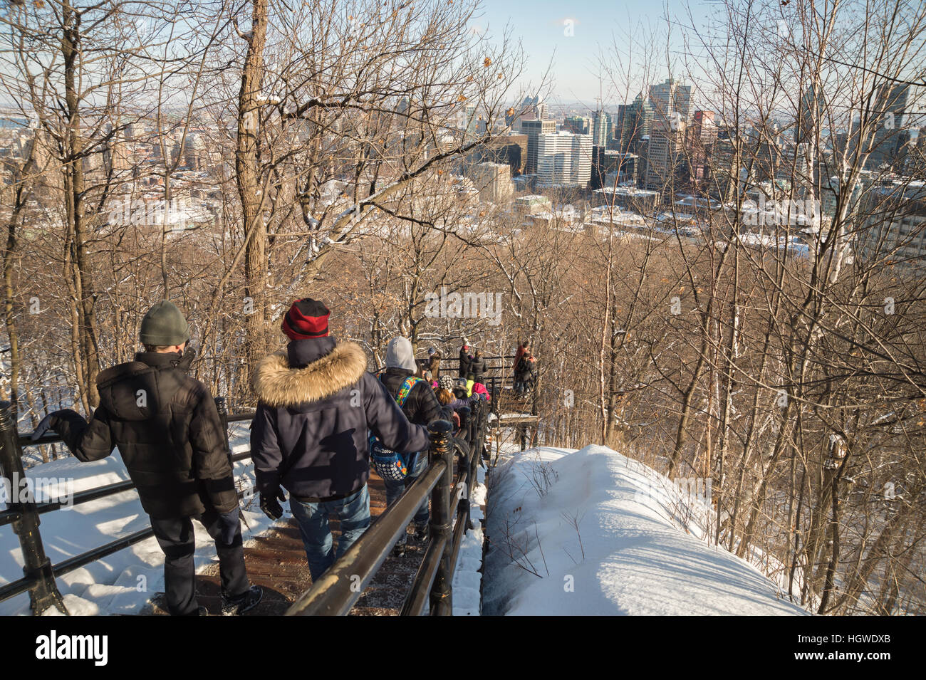 Montreal, CA - 1 Gennaio 2017: persone climbing Mont Royal scala principale. Foto Stock