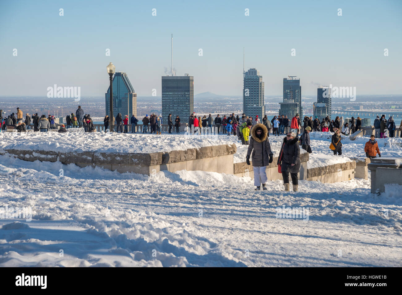 Montreal, CA - 1 Gennaio 2017: Montreal Skyline e persone al Belvedere Kondiaronk su Mount Royal durante la stagione invernale. Foto Stock