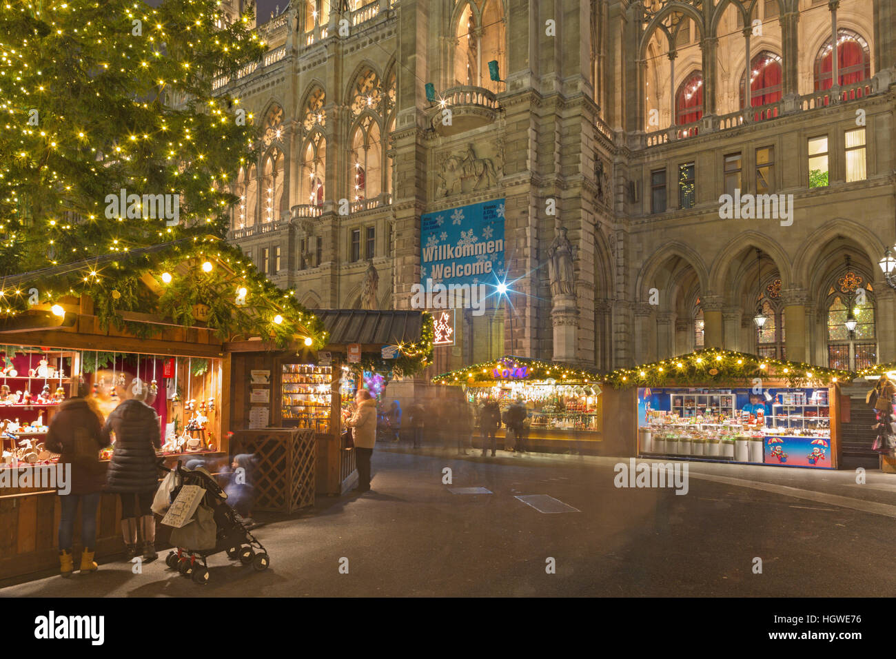 VIENNA, Austria - 19 dicembre 2014: il palazzo del municipio o Rathaus e il mercatino di Natale in piazza del municipio, piazza. Foto Stock