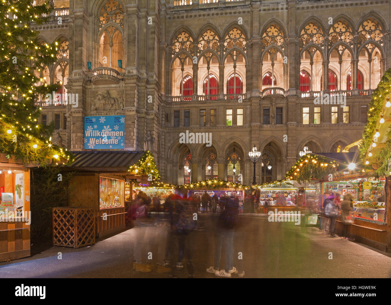 VIENNA, Austria - 19 dicembre 2014: il palazzo del municipio o Rathaus e il mercatino di Natale in piazza del municipio, piazza. Foto Stock