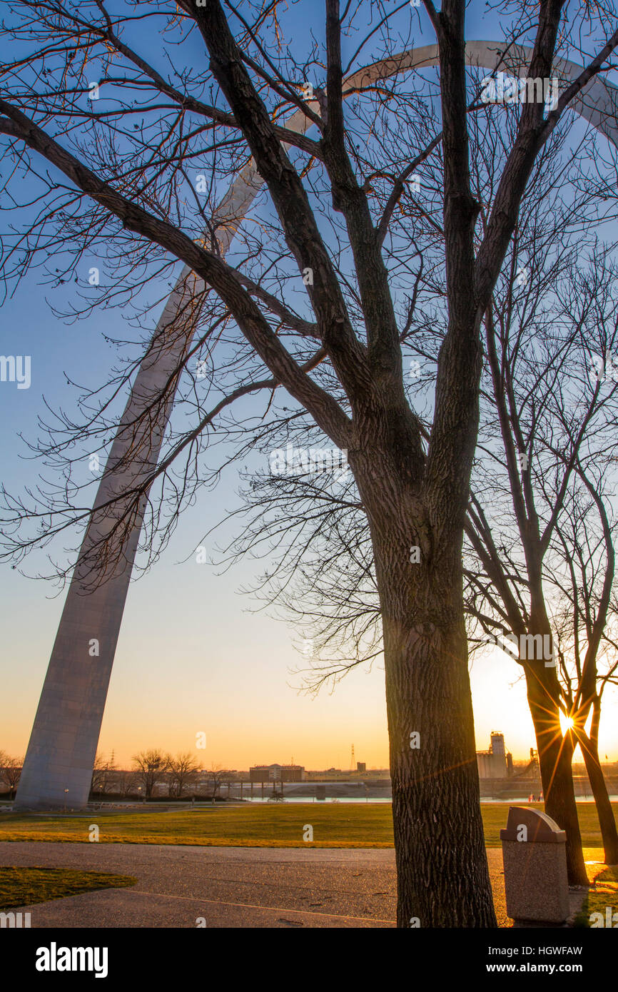 Il Gateway Arch a St Louis, Missouri a sunrise. Jefferson National Expansion Memorial. Foto Stock