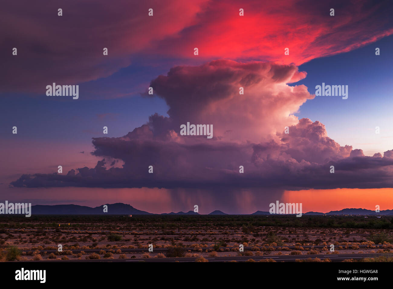 Cielo al tramonto e nuvole di tempesta sul deserto dell'Arizona Foto Stock