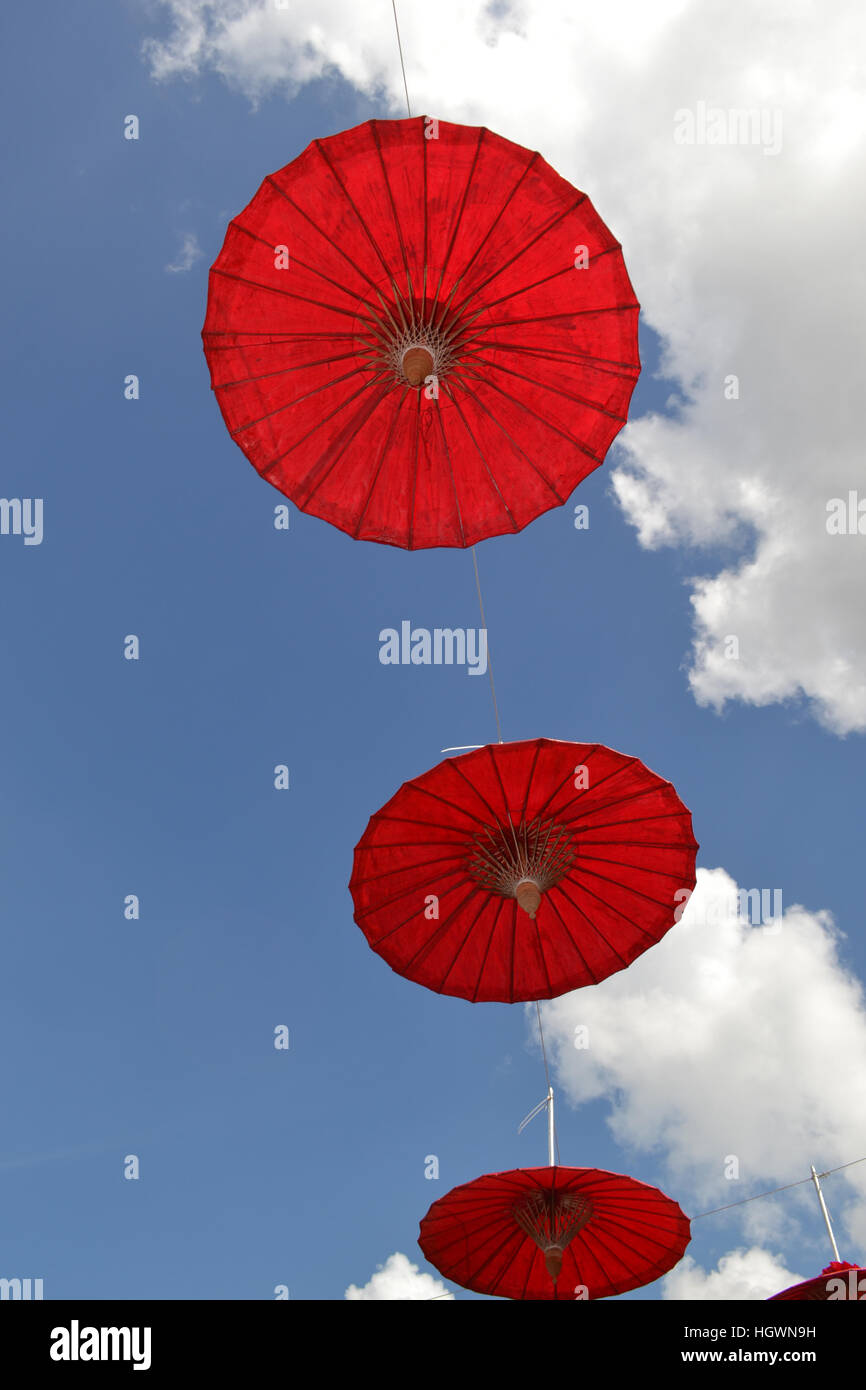Rosso lanterne cinesi cielo blu Foto Stock