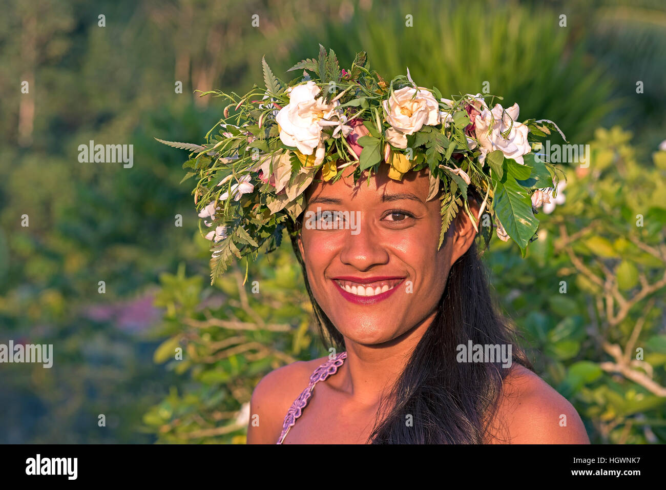 Giovane donna con ghirlande di fiori, ritratto, Raiatea, Polinesia Francese Foto Stock