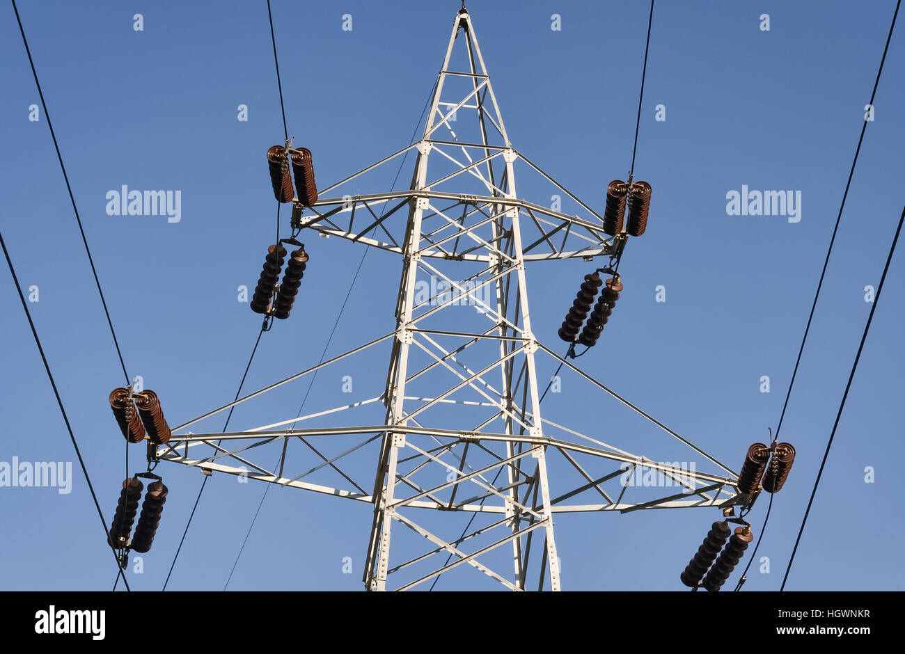 Primo piano di acciaio pilone elettrico e cielo chiaro Foto Stock