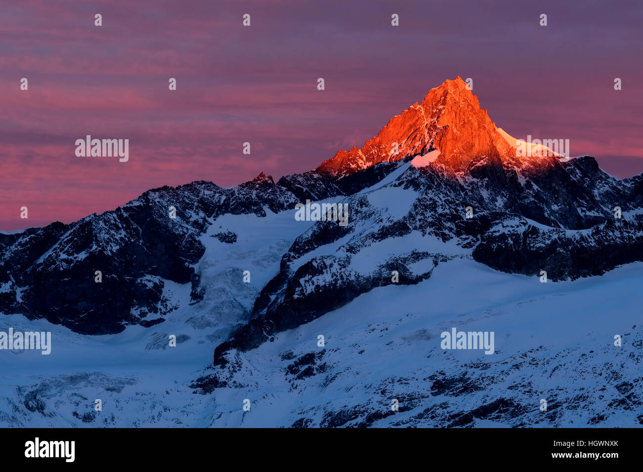 Zinalrothorn con neve in alba rossa incandescenza, Gornergrat Zermatt, Vallese, Svizzera Foto Stock