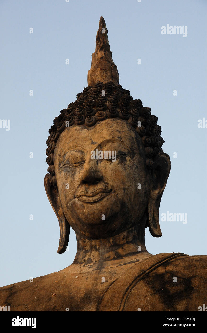 Wat Traphang Ngoen, Buddha seduto scultura, Sukhothai Historical Park, Sukhothai, Thailandia Foto Stock