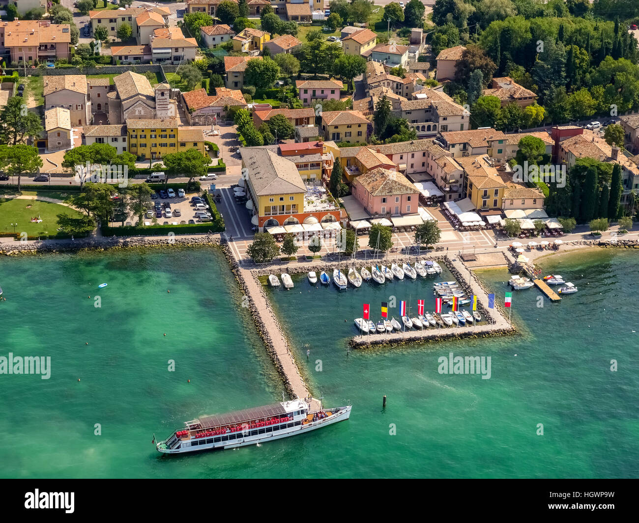 In barca per visite guidate al momento dello sbarco, Bardolino, Lago di Garda, Veneto, Italia Foto Stock