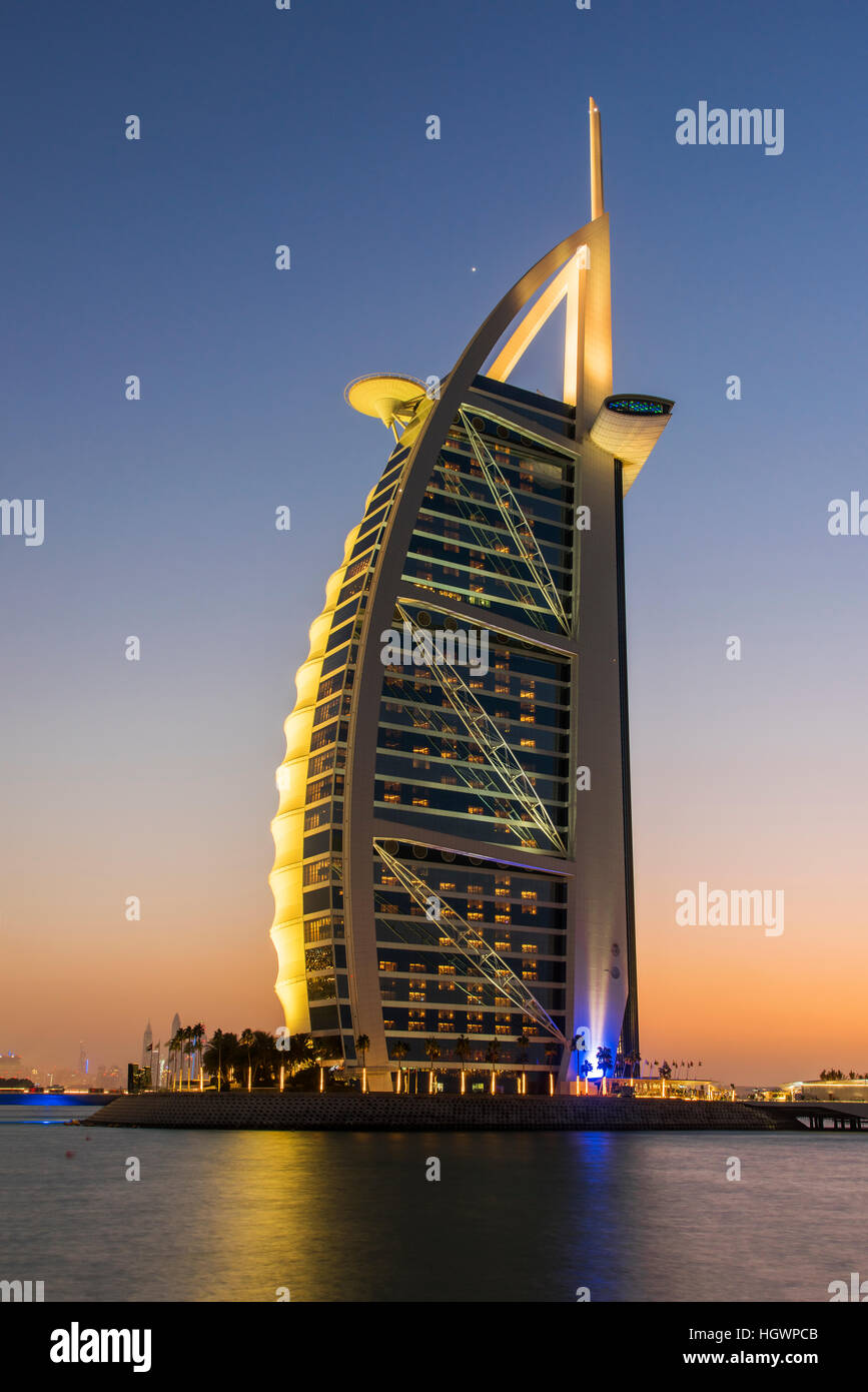 Burj Al Arab Hotel di lusso al crepuscolo, Dubai, Emirati Arabi Uniti Foto Stock