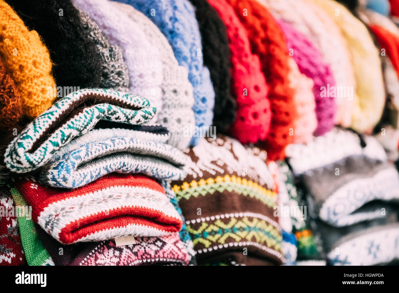 Chiudere la vista dei vari colorati europei tradizionali vestiti caldi - berretti, cappelli in inverno Mercatino di Natale. Souvenir da Europa. Foto Stock