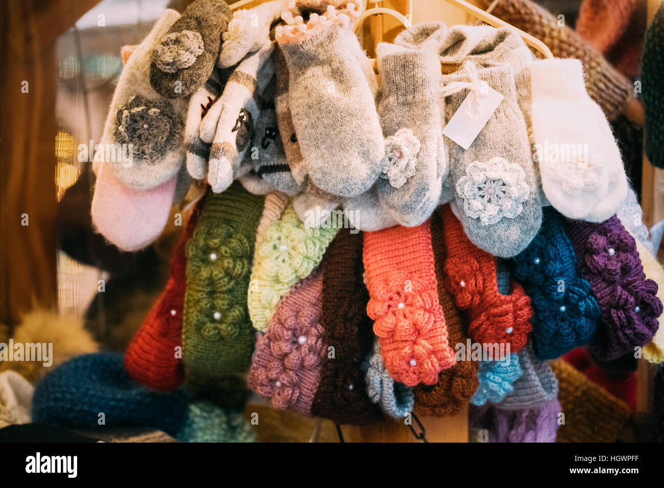 Chiudere la vista dei vari colorato lavorate a maglia tradizionale europea vestiti caldi - cappelli Cappelli e guanti in inverno Mercatino di Natale. Souvenir da Europa. Foto Stock