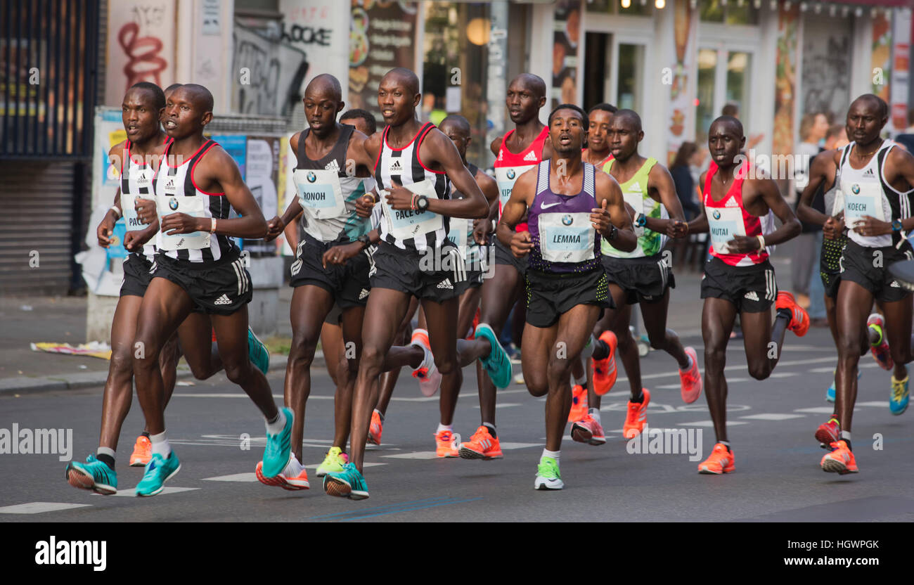 Marathoners, guide al 2016 la maratona di Berlino, Berlino, Germania Foto Stock