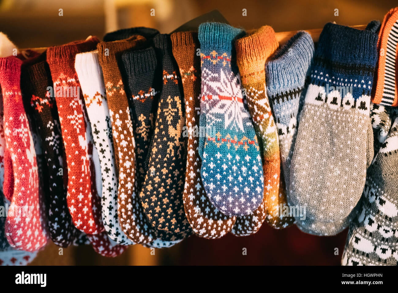 Chiudere la vista dei vari colorato lavorate a maglia tradizionale europea vestiti caldi - guanti in inverno Mercatino di Natale. Souvenir da Europa. Foto Stock