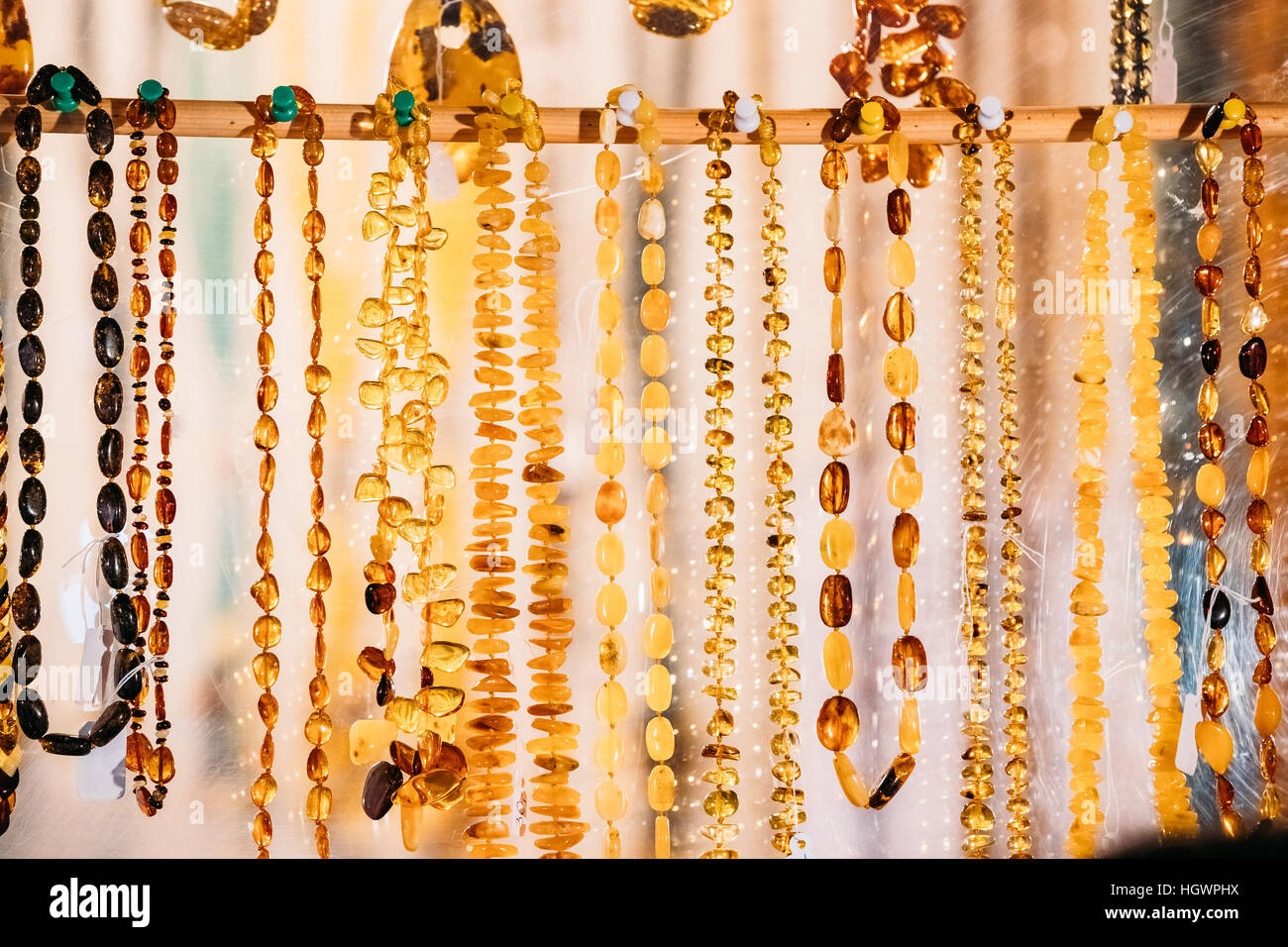 Varietà di talloni realizzati di ambra. Gioielli fatti di ambra. Tradizionale souvenir al Mercato Europeo. Souvenir da paesi baltici, Europa. Foto Stock