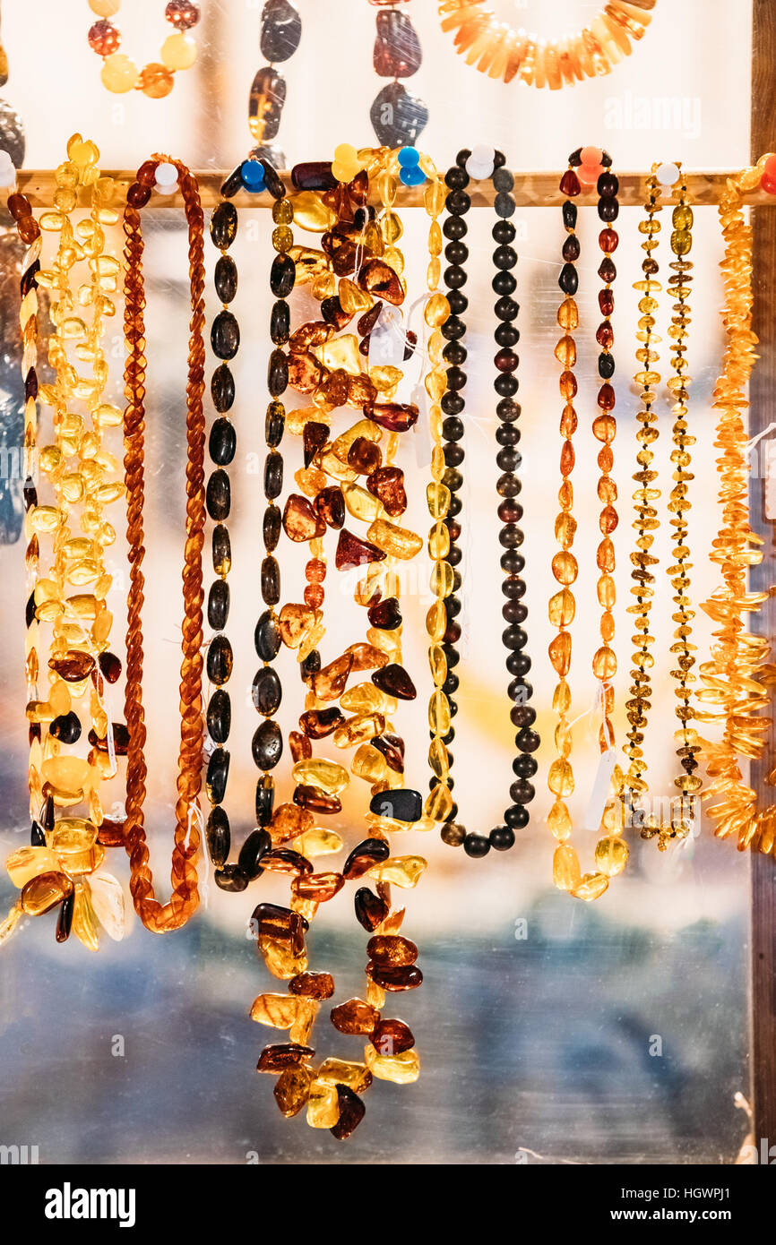 Varietà di talloni realizzati di ambra. Gioielli fatti di ambra. Tradizionale souvenir al Mercato Europeo. Souvenir da paesi baltici, Europa. Foto Stock
