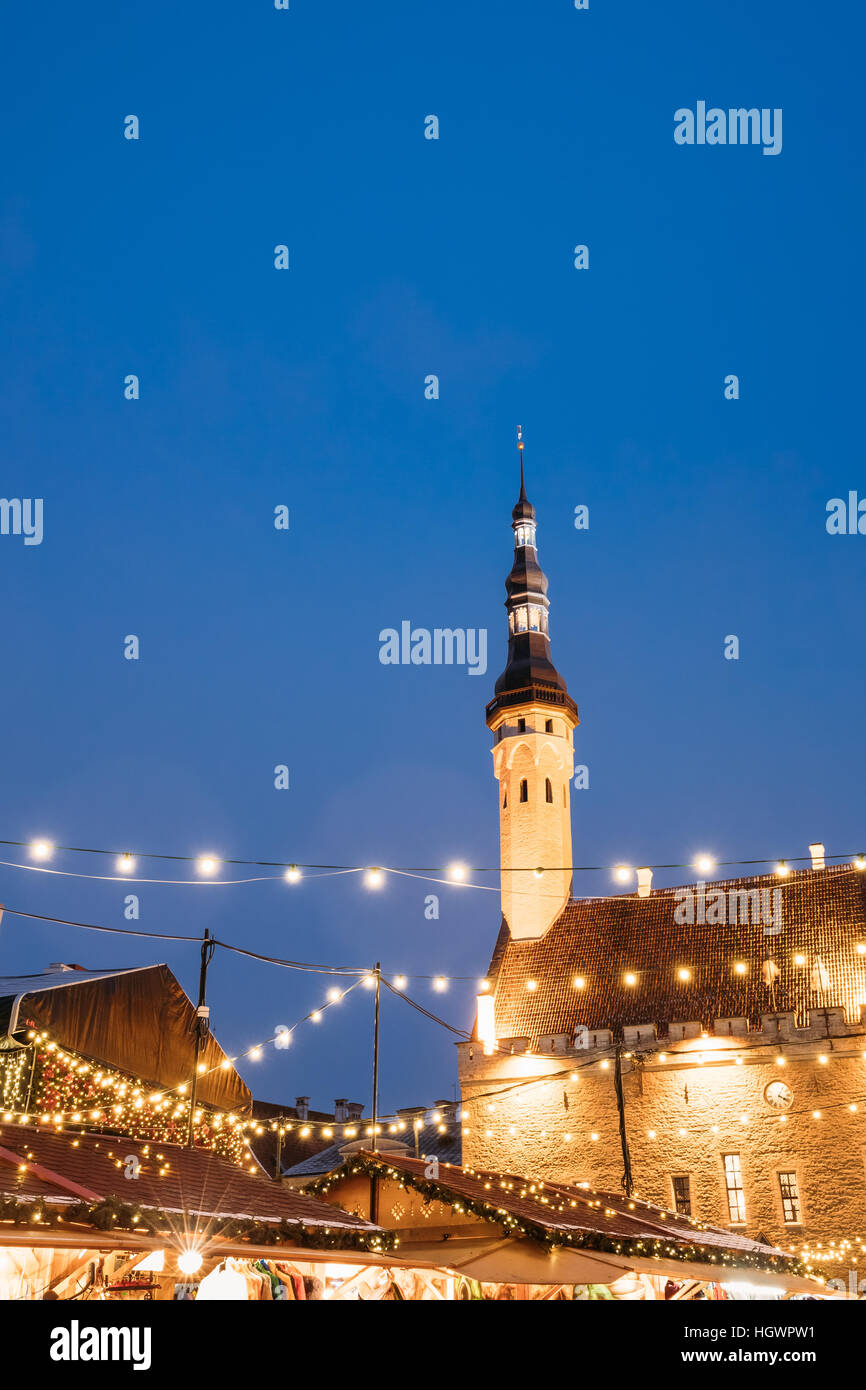 Tradizionale Mercatino di Natale in piazza del Municipio - Raekoja Plats a Tallinn in Estonia. Famoso punto di riferimento Foto Stock