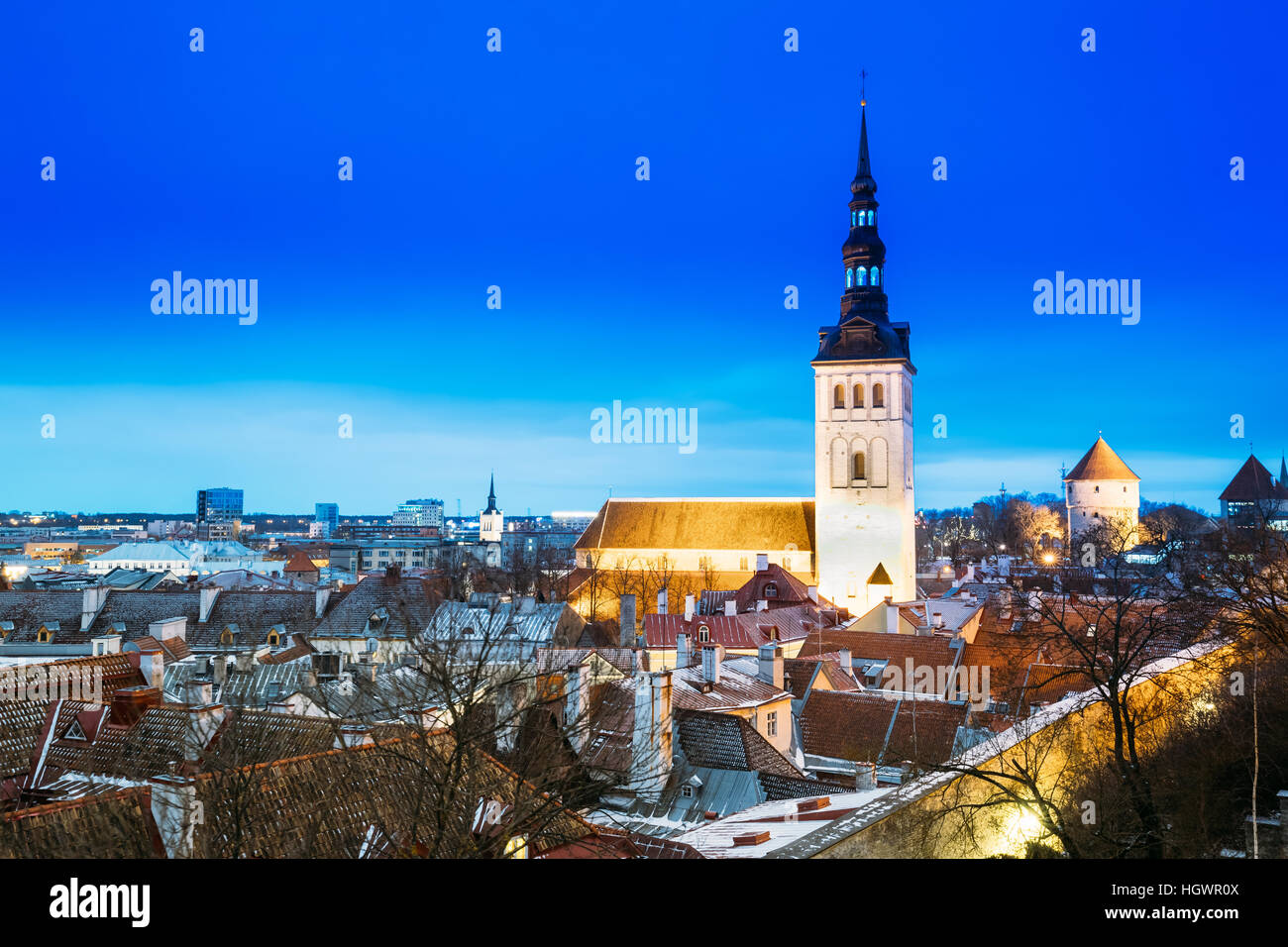 Tradizionale architettura antica nel centro storico di Tallinn, Estonia. La Chiesa di San Nicola - Niguliste Kirik è una chiesa medievale di inverno Ev Foto Stock