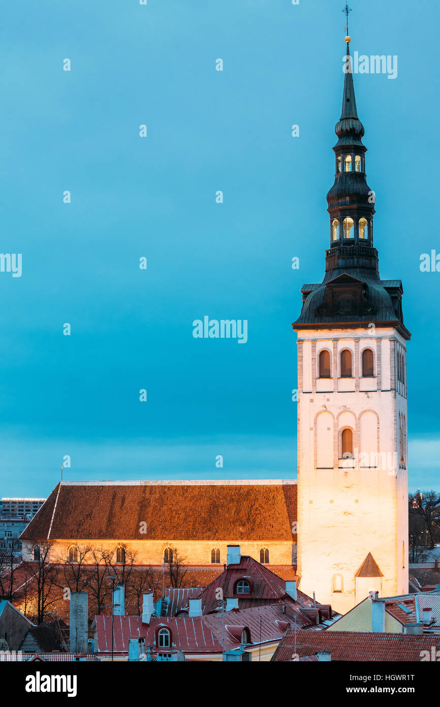 Tradizionale architettura antica nel centro storico di Tallinn, Estonia. La Chiesa di San Nicola - Niguliste Kirik è una chiesa medievale di inverno Ev Foto Stock