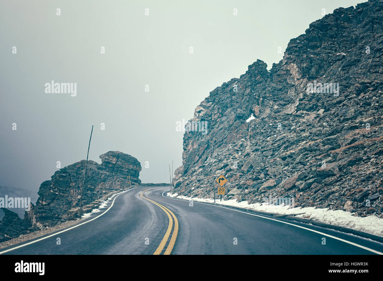 Retrò dai toni di colore tortuosa strada di montagna nella nebbia, Colorado, Stati Uniti d'America. Foto Stock