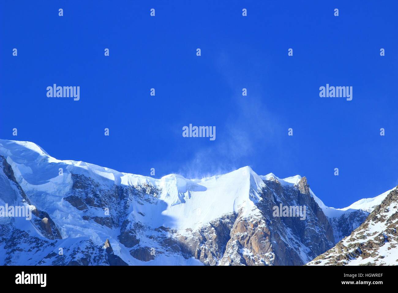Vento nevoso sul Mont Blanc, il picco più alto delle Alpi Foto Stock