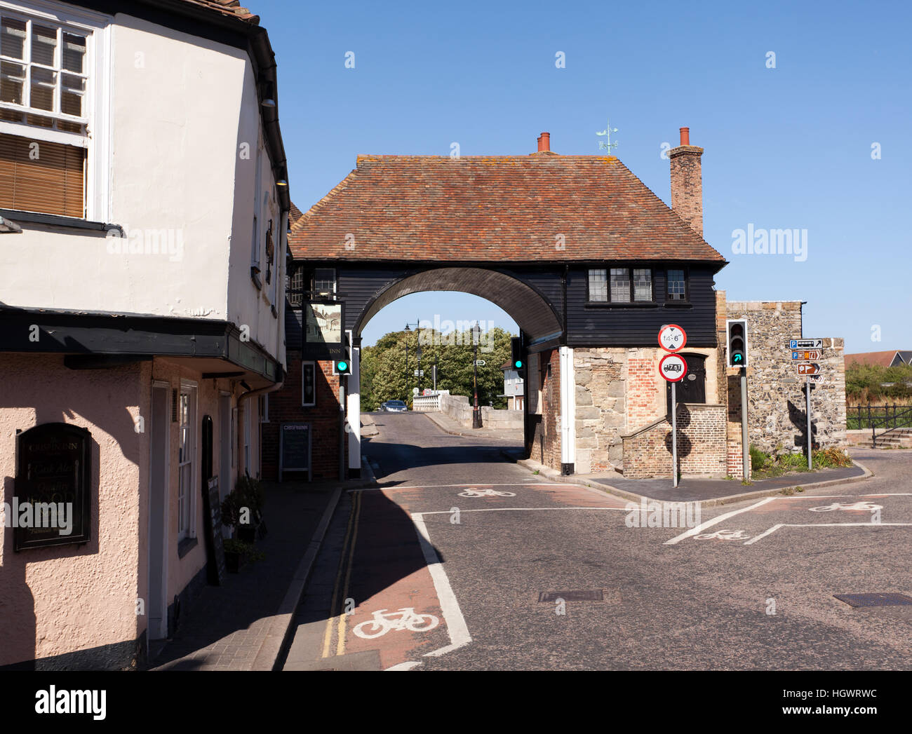 Vista di lui Barbican il casello e il ponte a pedaggio, in sandwich, Inghilterra. La Crispin inn, è sulla sinistra. Foto Stock