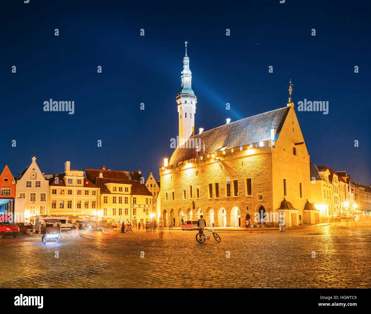 Tallinn, Estonia. Piazza del Municipio - Raekoja Plats. Famoso punto di riferimento nella serata di illuminazione notturna sotto il cielo blu. Foto Stock