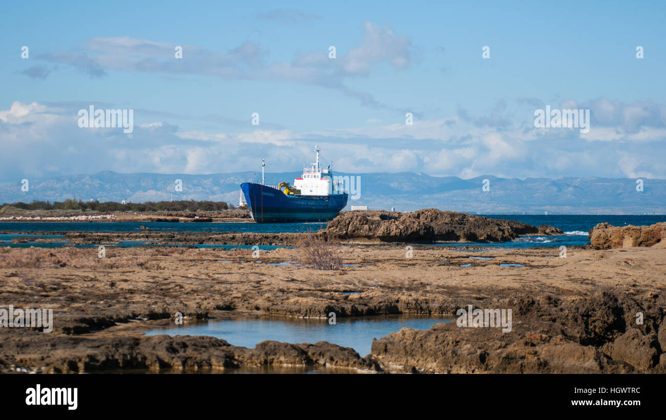 Una vista della costa e la spiaggia di Famagosta, la parte settentrionale di Cipro. Foto Stock