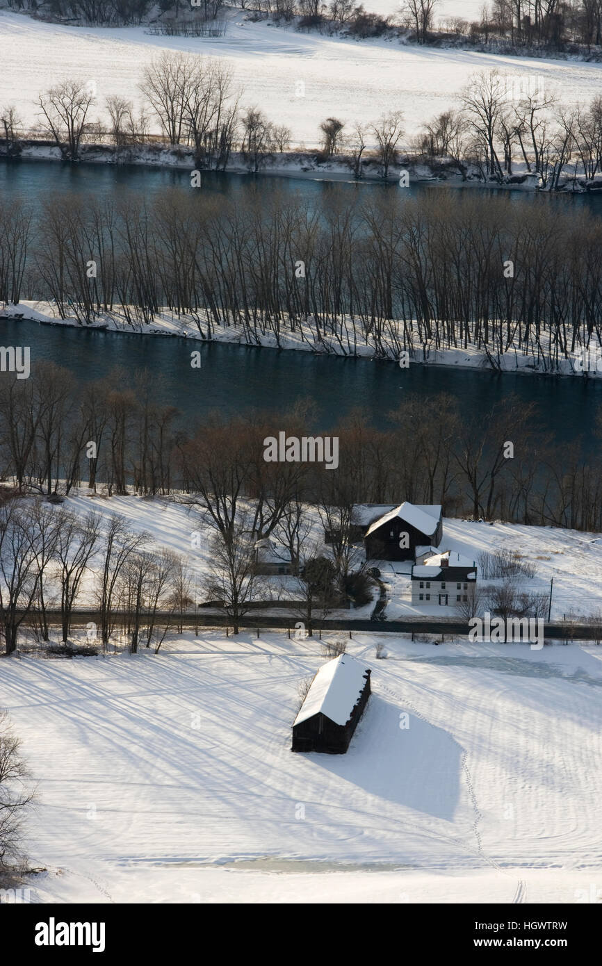 Linea di aziende agricole del fiume Connecticut in Hadley, Massachusetts. Come si vede dal Mount Holyoke in Skinner parco dello stato. Metacomet-Monadnock Trail. L'inverno. Foto Stock